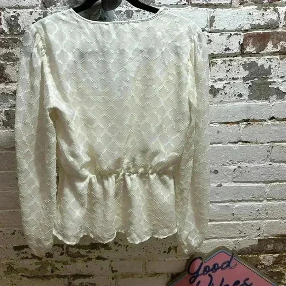 Elizabeth and James long sleeves, v neck peplum blouse in cream. Size Small. - Picture 3 of 9
